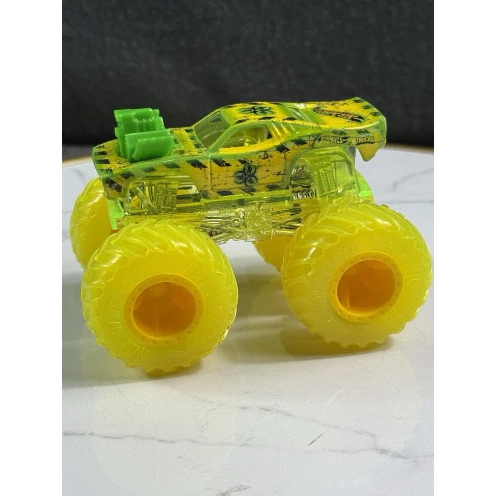 Hot Wheels Monster Trucks Rodger Dodger #60/75 Super Fueled Yellow Diecast 1:64